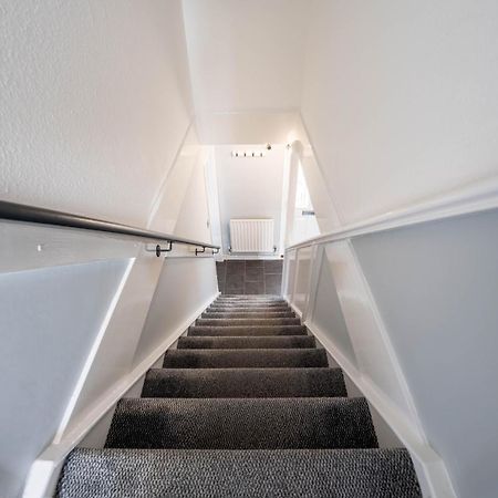 Gatwick Place - 4 Bed 2 Bath Self Contained House With Private Garden Хорли Екстериор снимка