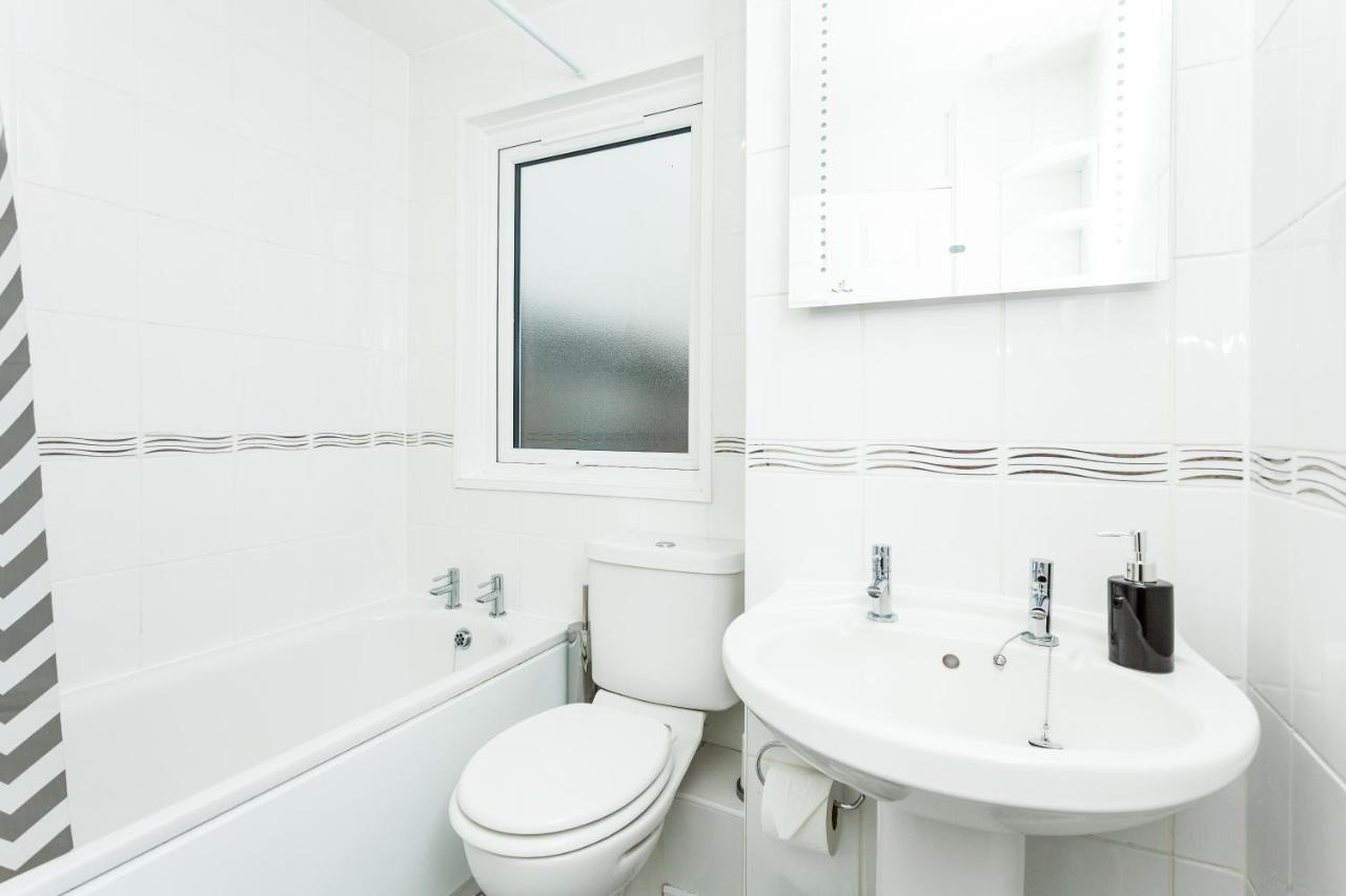 Gatwick Place - 4 Bed 2 Bath Self Contained House With Private Garden Хорли Екстериор снимка