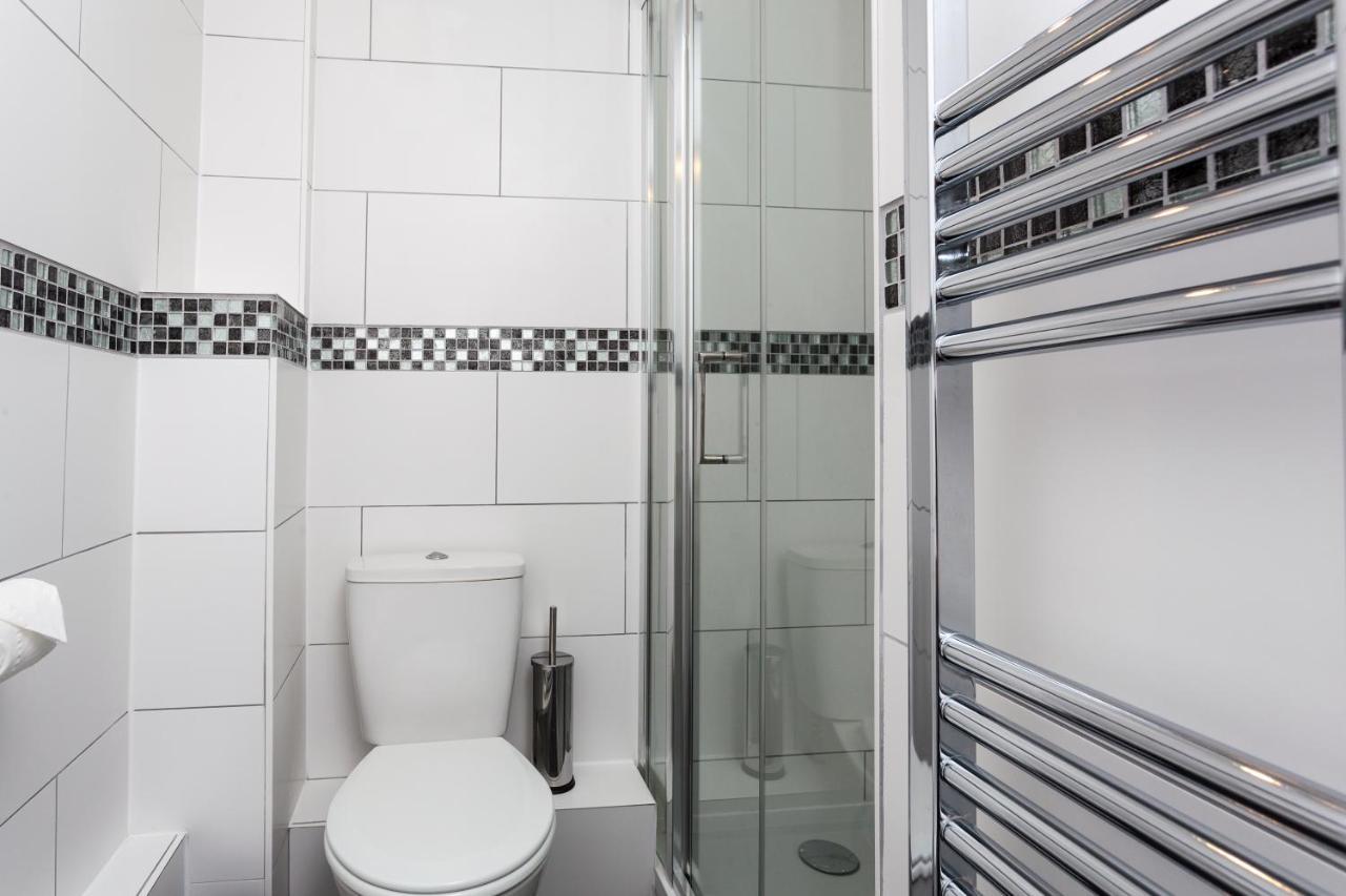 Gatwick Place - 4 Bed 2 Bath Self Contained House With Private Garden Хорли Екстериор снимка