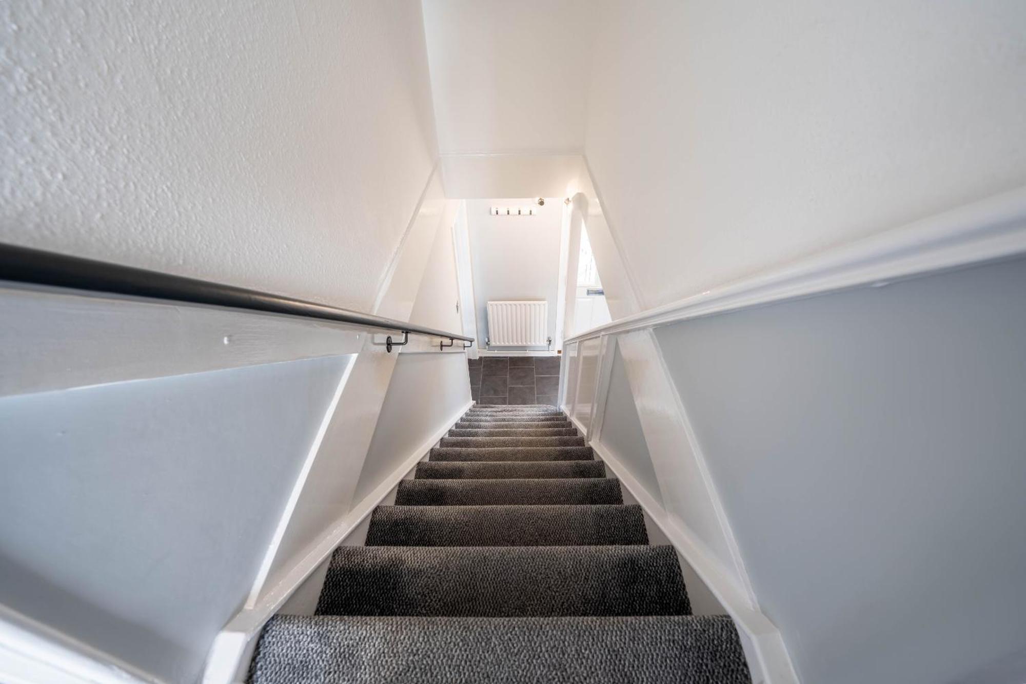 Gatwick Place - 4 Bed 2 Bath Self Contained House With Private Garden Хорли Екстериор снимка