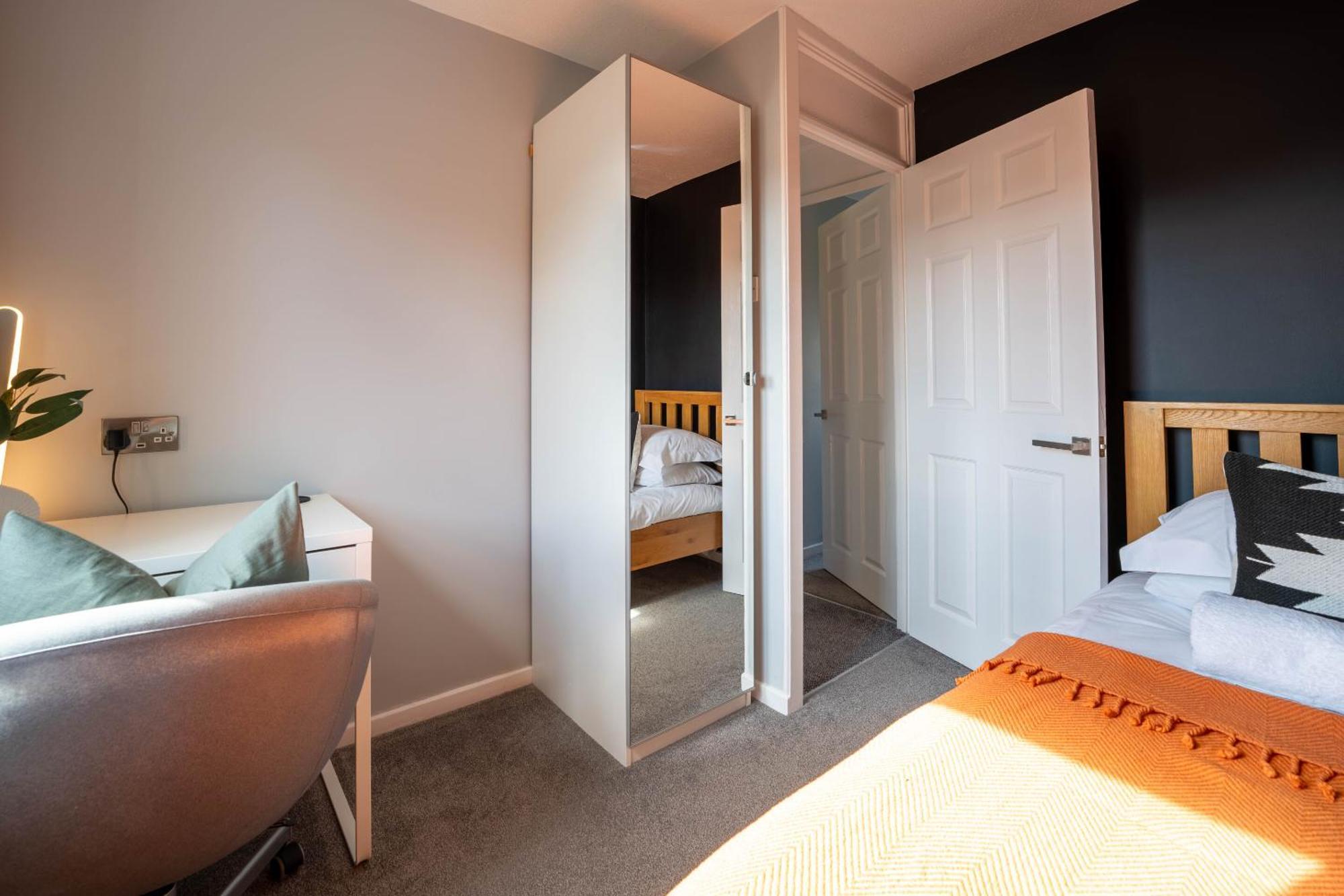 Gatwick Place - 4 Bed 2 Bath Self Contained House With Private Garden Хорли Екстериор снимка
