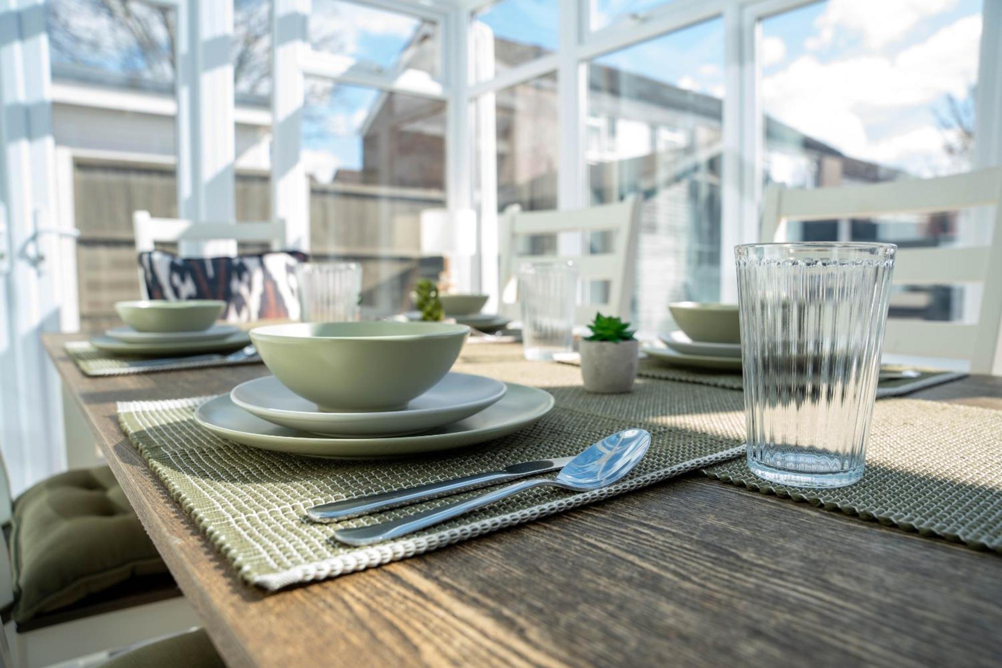 Gatwick Place - 4 Bed 2 Bath Self Contained House With Private Garden Хорли Екстериор снимка