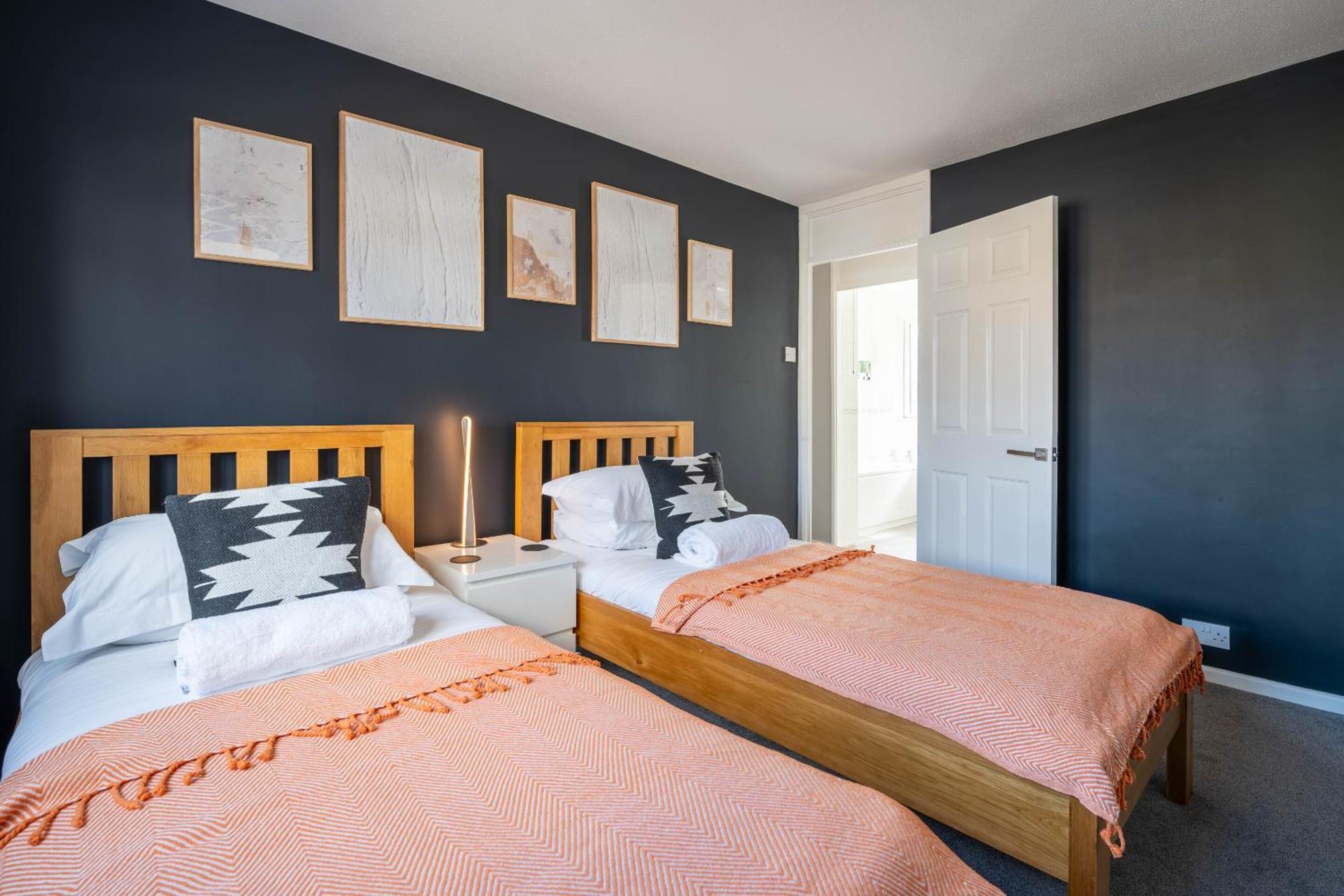 Gatwick Place - 4 Bed 2 Bath Self Contained House With Private Garden Хорли Екстериор снимка