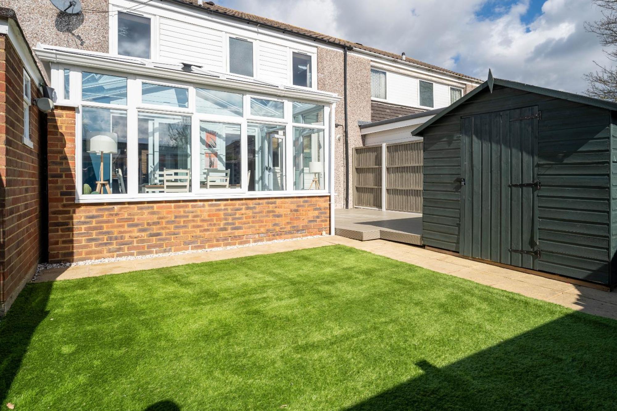 Gatwick Place - 4 Bed 2 Bath Self Contained House With Private Garden Хорли Екстериор снимка