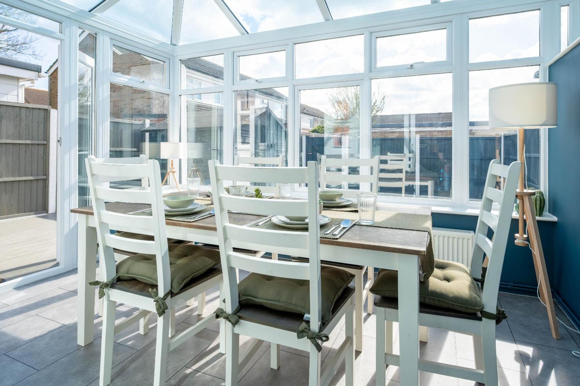 Gatwick Place - 4 Bed 2 Bath Self Contained House With Private Garden Хорли Екстериор снимка