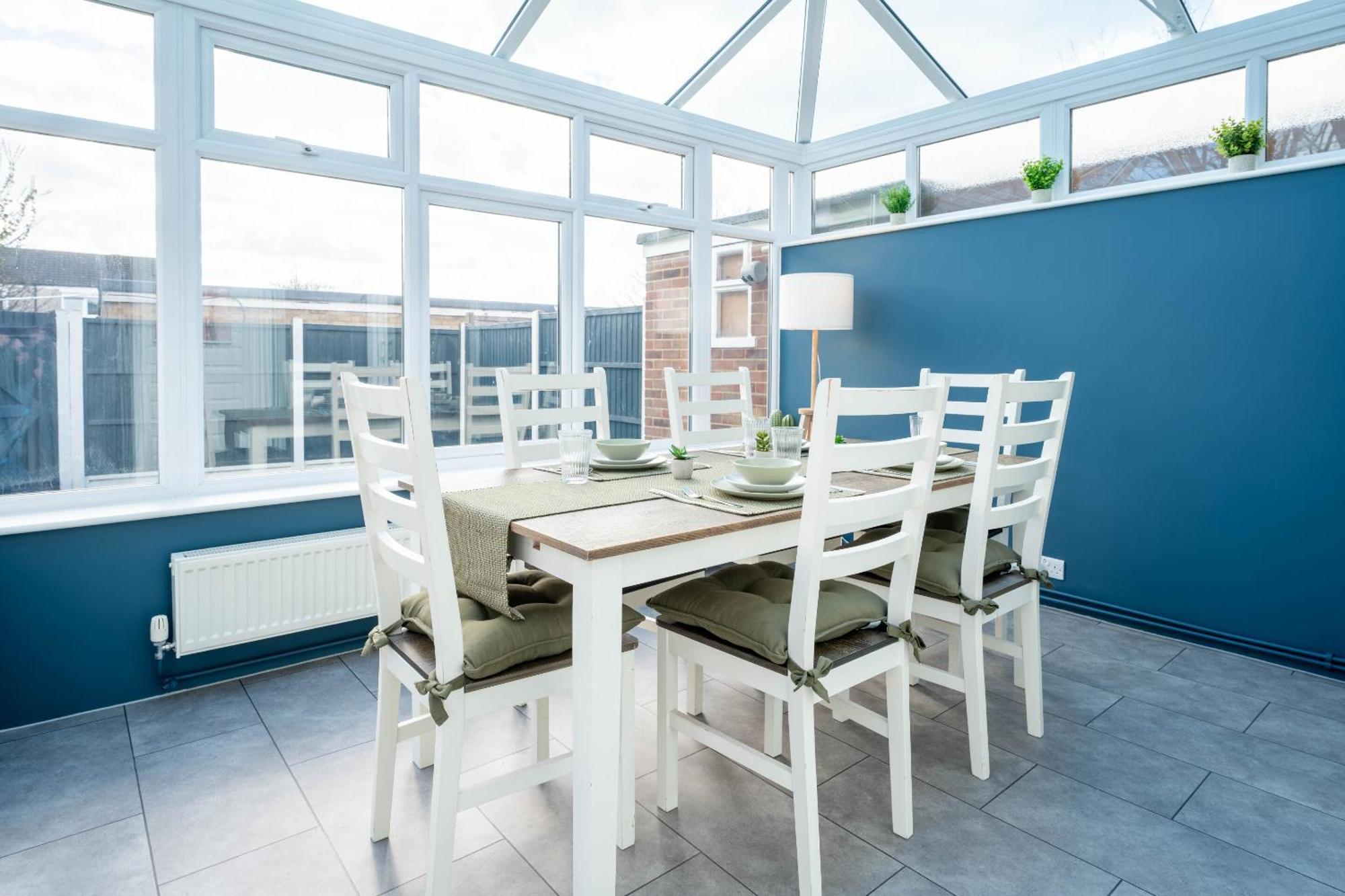 Gatwick Place - 4 Bed 2 Bath Self Contained House With Private Garden Хорли Екстериор снимка