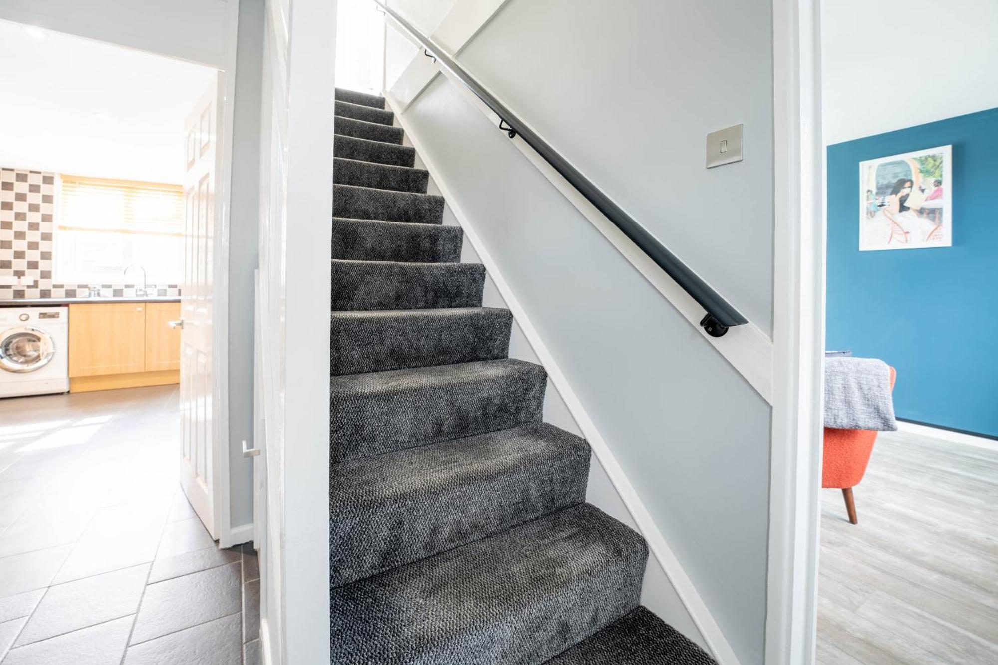 Gatwick Place - 4 Bed 2 Bath Self Contained House With Private Garden Хорли Екстериор снимка