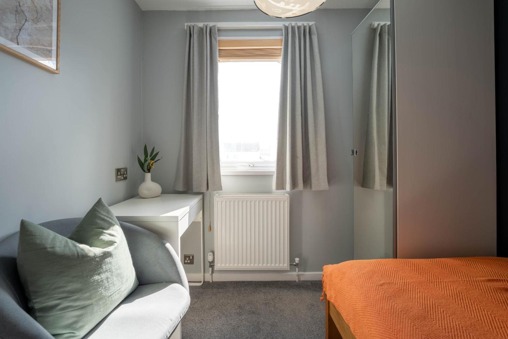 Gatwick Place - 4 Bed 2 Bath Self Contained House With Private Garden Хорли Екстериор снимка